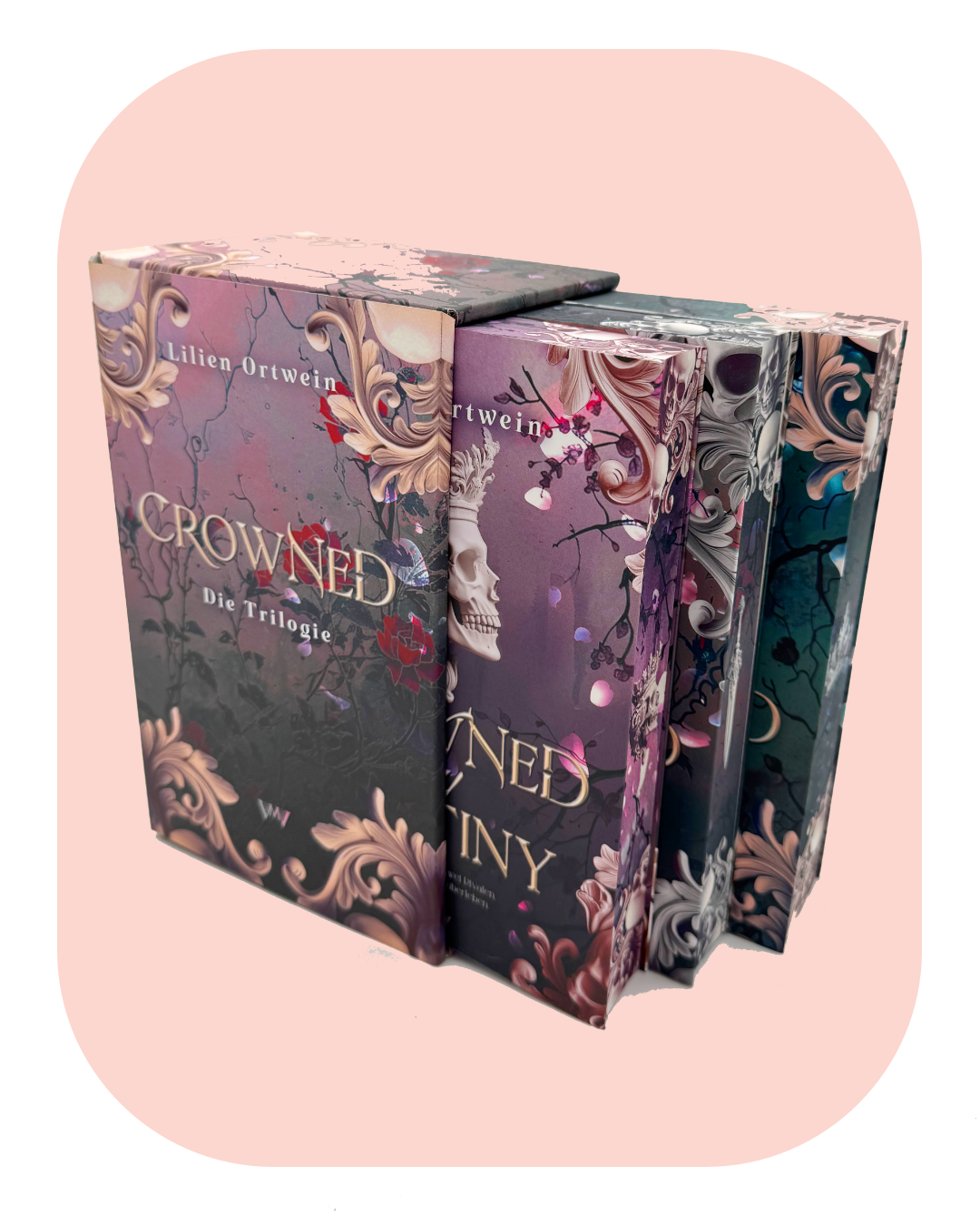 Die gesamte Reihe: Crowned im Schuber mit tollen Extras