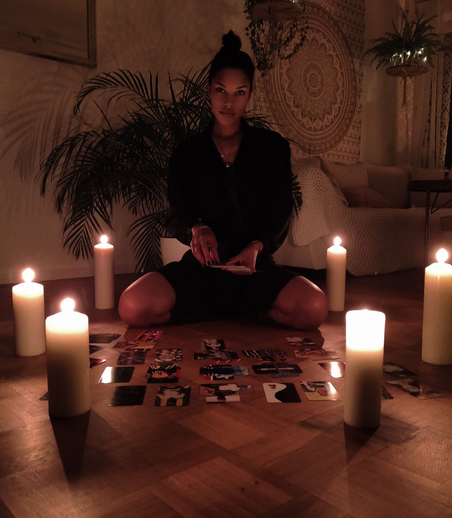 Deine Tarot-Legung: Live Beratung mit Tarotkartenlegerin Pearl