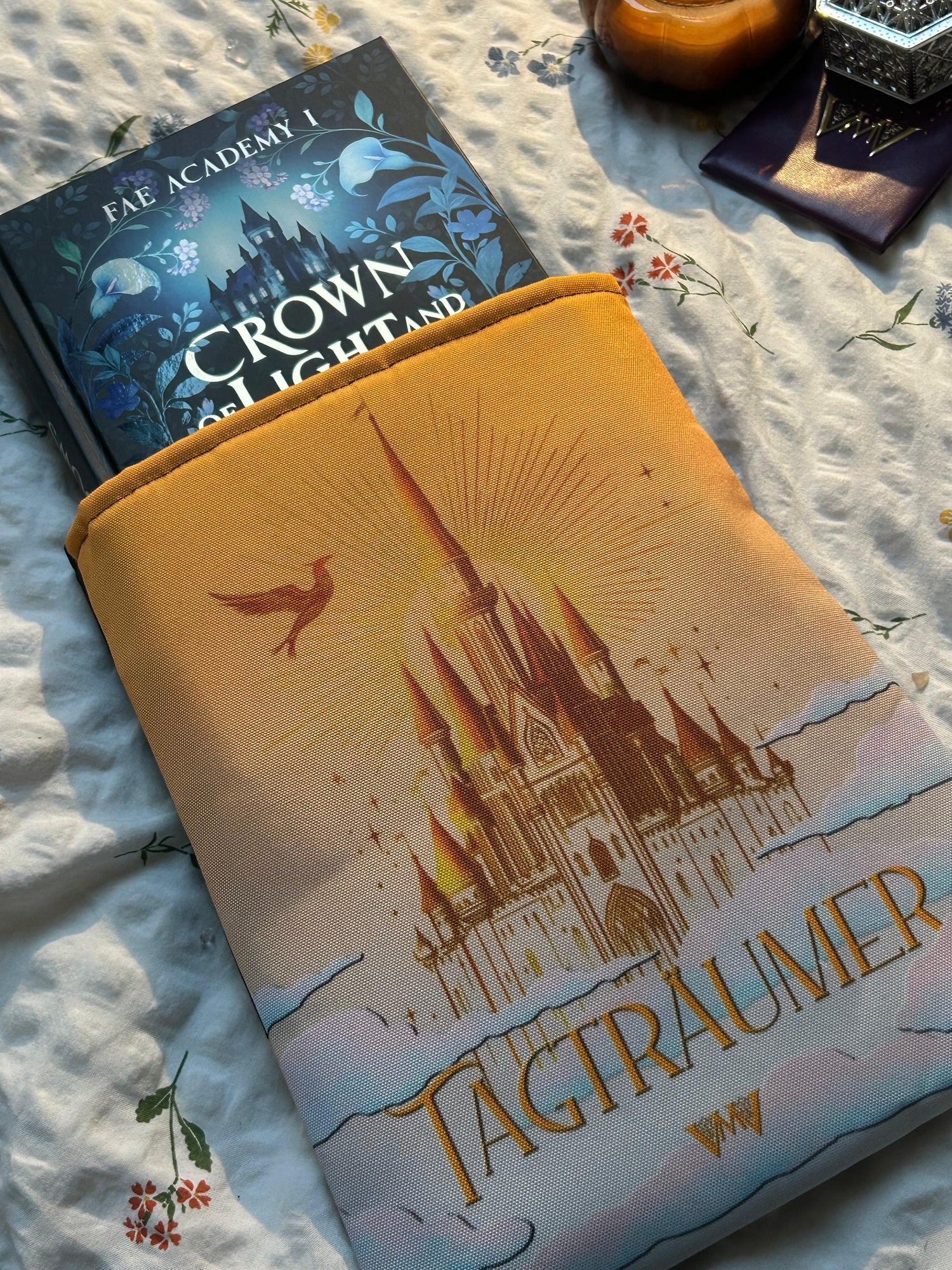 Großes Buchbox-Bundle mit 7 Buchboxen &amp; gratis Mini-Regal!